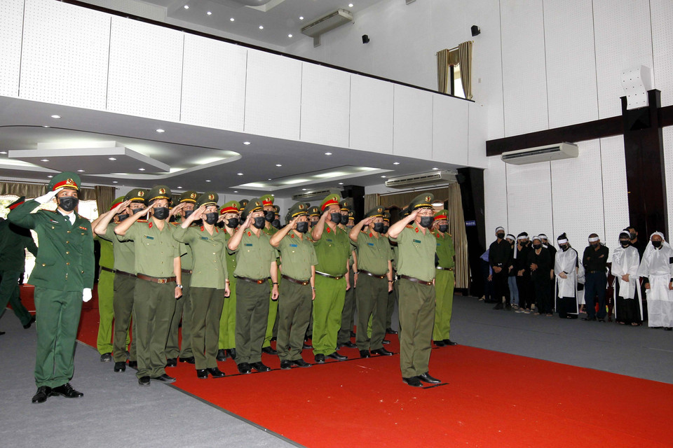 Đoàn đại biểu Bộ Công an do Thượng tướng Nguyễn Văn Thành, Thứ trưởng Bộ Công an, dẫn đầu viếng nguyên Phó Thủ tướng Trương Vĩnh Trọng. (Ảnh: Thanh Vũ/TTXVN)