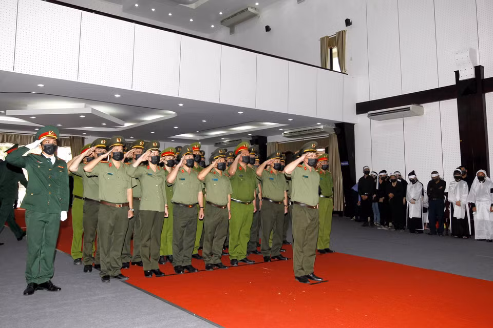 Đoàn đại biểu Bộ Công an do Thượng tướng Nguyễn Văn Thành, Thứ trưởng Bộ Công an, dẫn đầu viếng nguyên Phó Thủ tướng Trương Vĩnh Trọng. (Ảnh: Thanh Vũ/TTXVN)