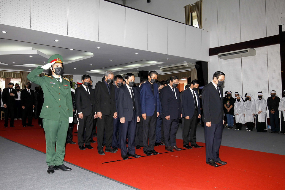 Đoàn đại biểu Ban Nội Chính Trung ương do Ủy viên Bộ Chính trị, Trưởng Ban Nội chính Trung ương Phan Đình Trạc dẫn đầu viếng nguyên Phó Thủ tướng Trương Vĩnh Trọng. (Ảnh: Thanh Vũ/TTXVN)