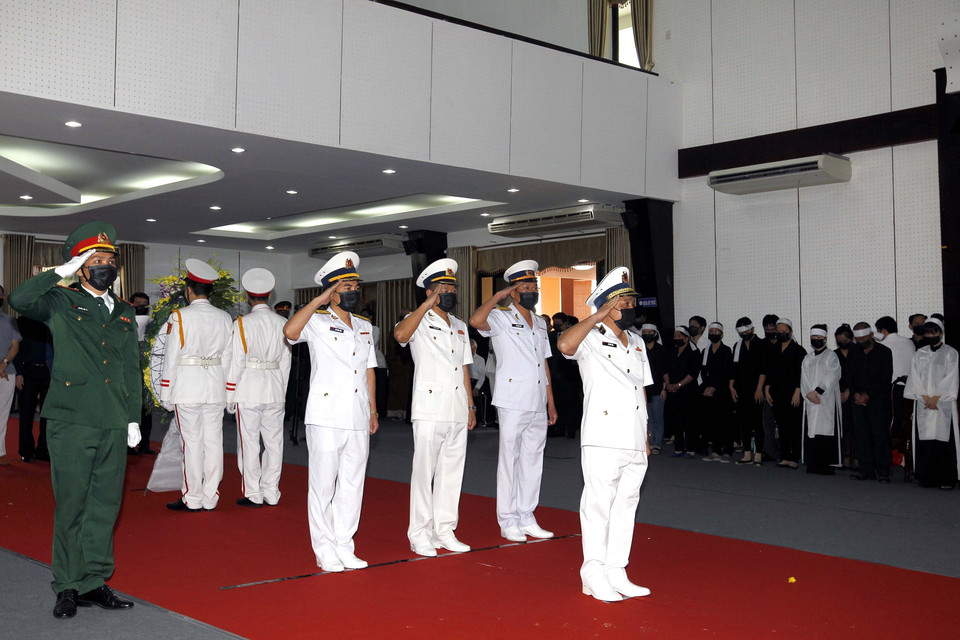 Đoàn đại biểu Quân chủng Hải quân Việt Nam mặc niệm tưởng nhớ nguyên Phó Thủ tướng Trương Vĩnh Trọng. (Ảnh: Thanh Vũ/TTXVN)