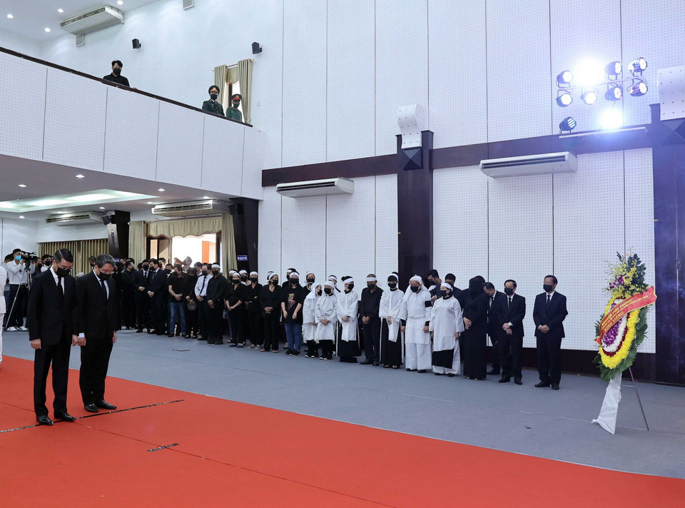 Bí thư Trung ương Đảng, Chánh Văn phòng Trung ương Đảng Lê Minh Hưng chuyển vòng hoa của Tổng Bí thư, Chủ tịch nước Nguyễn Phú Trọng viếng nguyên Phó Thủ tướng Trương Vĩnh Trọng. (Ảnh: Thống Nhất/TTXVN)