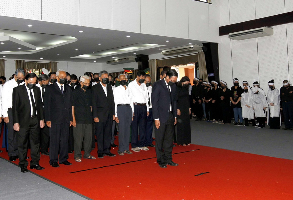 Đoàn đại biểu Thành ủy-Hội đồng Nhân dân-Ủy ban Nhân dân-Ủy ban Mặt trận Tổ quốc Việt Nam tỉnh Bến Tre do Bí thư Tỉnh ủy Bến Tre Phan Văn Mãi dẫn đầu viếng và dành một phút mặc niệm tưởng nhớ viếng nguyên Phó Thủ tướng Trương Vĩnh Trọng. (Ảnh: Thanh Vũ/TTXVN)