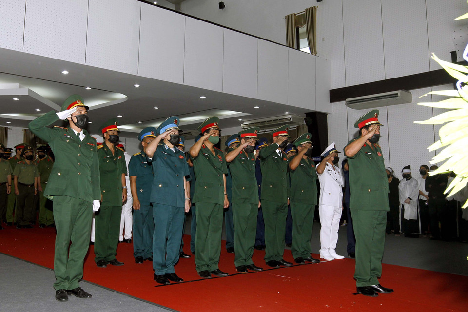 Đoàn đại biểu Bộ Quốc Phòng do Thượng tướng Võ Minh Lương, Thứ trưởng Bộ Quốc phòng, dẫn đầu viếng nguyên Phó Thủ tướng Trương Vĩnh Trọng. (Ảnh: Thanh Vũ/TTXVN)