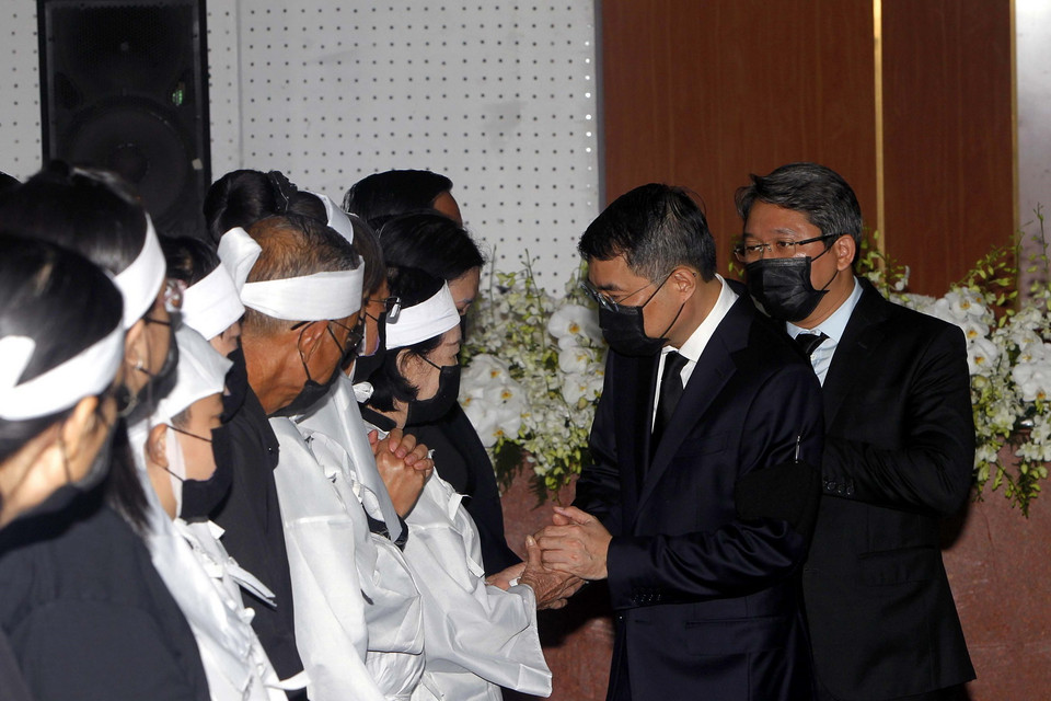 Bí thư Trung ương Đảng, Chánh Văn phòng Trung ương Lê Minh Hưng chia buồn cùng gia quyến nguyên Phó Thủ tướng Trương Vĩnh Trọng. (Ảnh: Thanh Vũ/TTXVN)