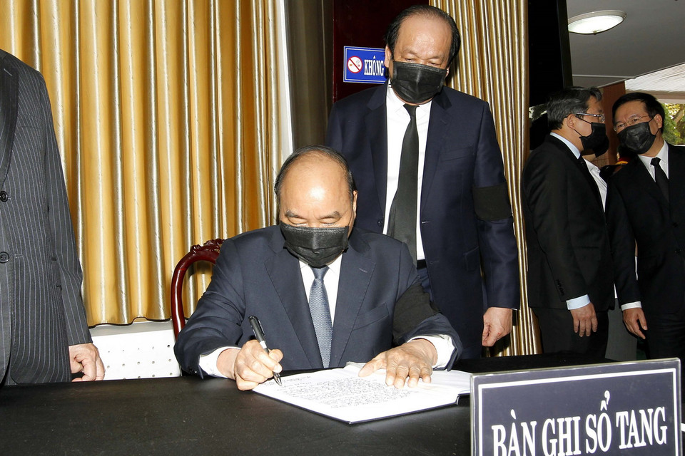 Ủy viên Bộ Chính trị, Thủ tướng Chính phủ Nguyễn Xuân Phúc ghi sổ tang viếng nguyên Phó Thủ tướng Trương Vĩnh Trọng. (Ảnh: Thanh Vũ/TTXVN)