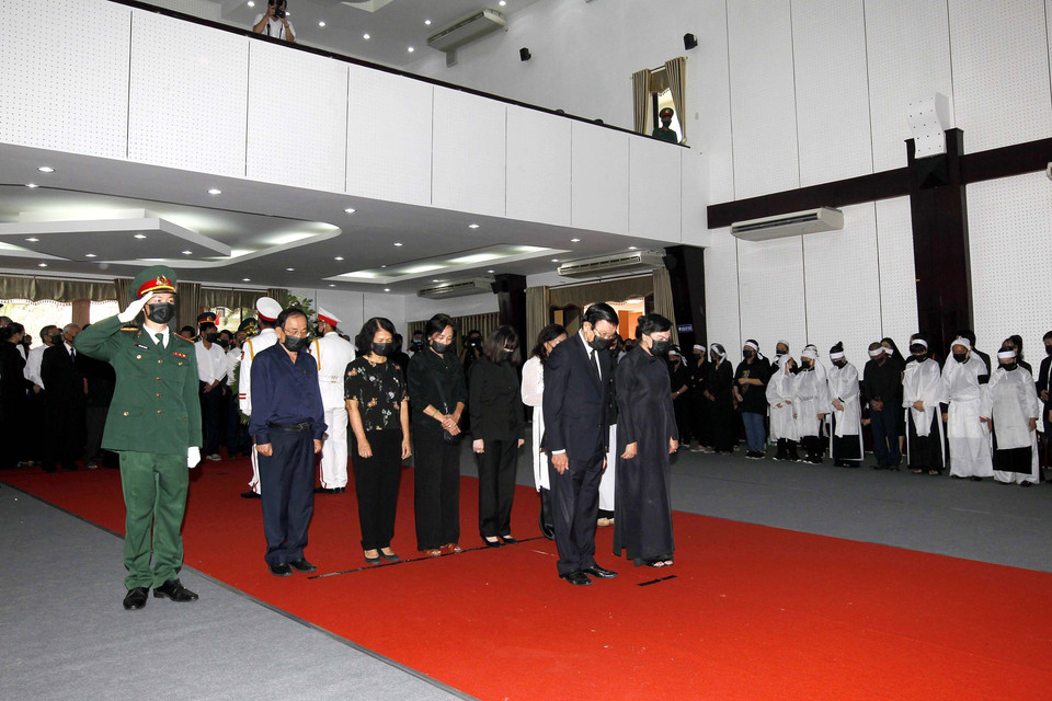 Nguyên Chủ tịch nước Trương Tấn Sang cùng gia đình viếng và dành một phút mặc niệm tưởng nhớ nguyên Phó Thủ tướng Trương Vĩnh Trọng. (Ảnh: Thanh Vũ/TTXVN)