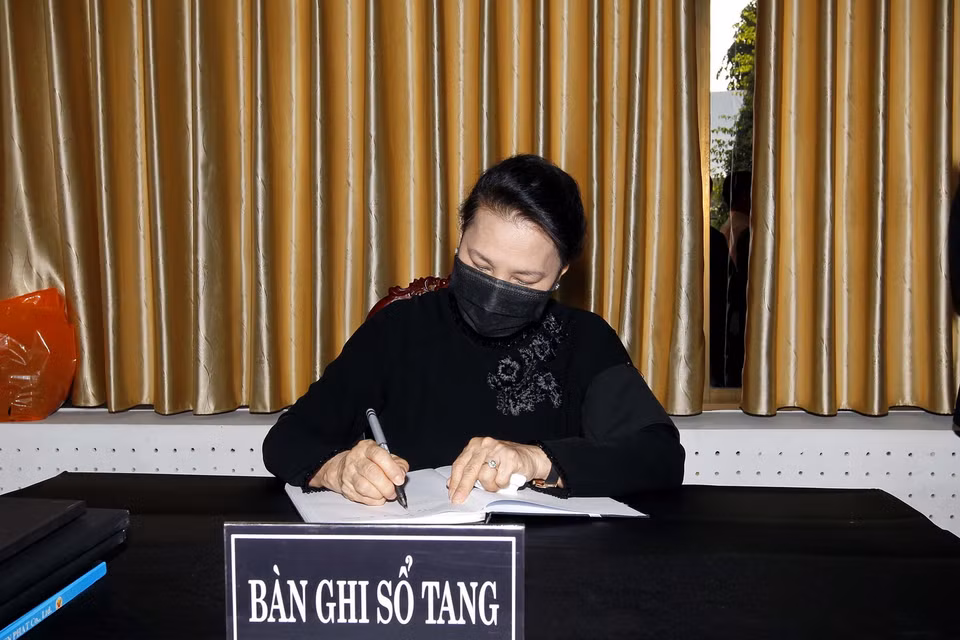Chủ tịch Quốc hội Nguyễn Thị Kim Ngân ghi sổ tang viếng nguyên Phó Thủ tướng Trương Vĩnh Trọng. (Ảnh: Thanh Vũ/TTXVN)