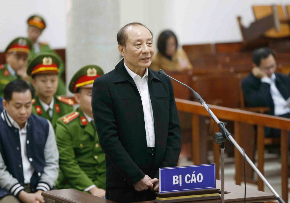 Bị cáo Phan Hữu Tuấn (cựu Trung tướng, Phó Tổng cục trưởng Tổng cục V, Bộ Công an) khai báo trước tòa. (Ảnh: Doãn Tấn/TTXVN)