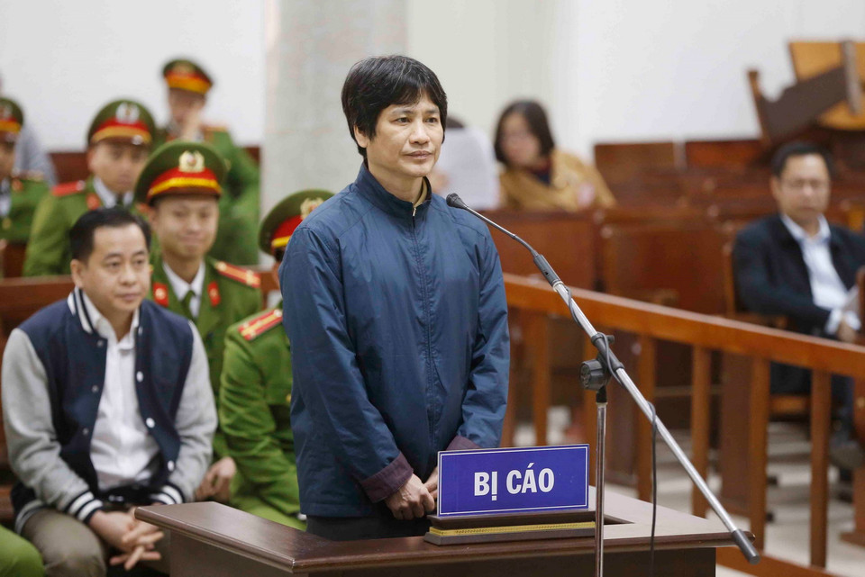 Bị cáo Nguyễn Hữu Bách (cựu Đại tá, Phó Cục trưởng Cục B61, Tổng cục V, Bộ Công an) khai báo trước tòa. (Ảnh: Doãn Tấn/TTXVN)