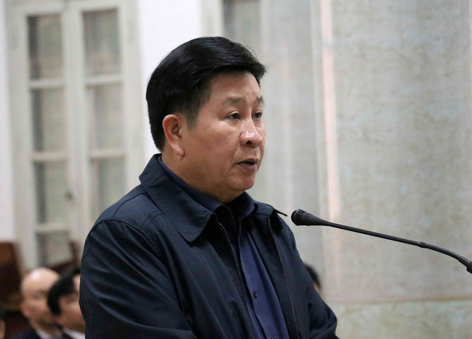 Bị cáo Bùi Văn Thành (cựu Trung tướng, Thứ trưởng Bộ Công an) khai báo trước tòa. (Ảnh: Văn Điệp/TTXVN)