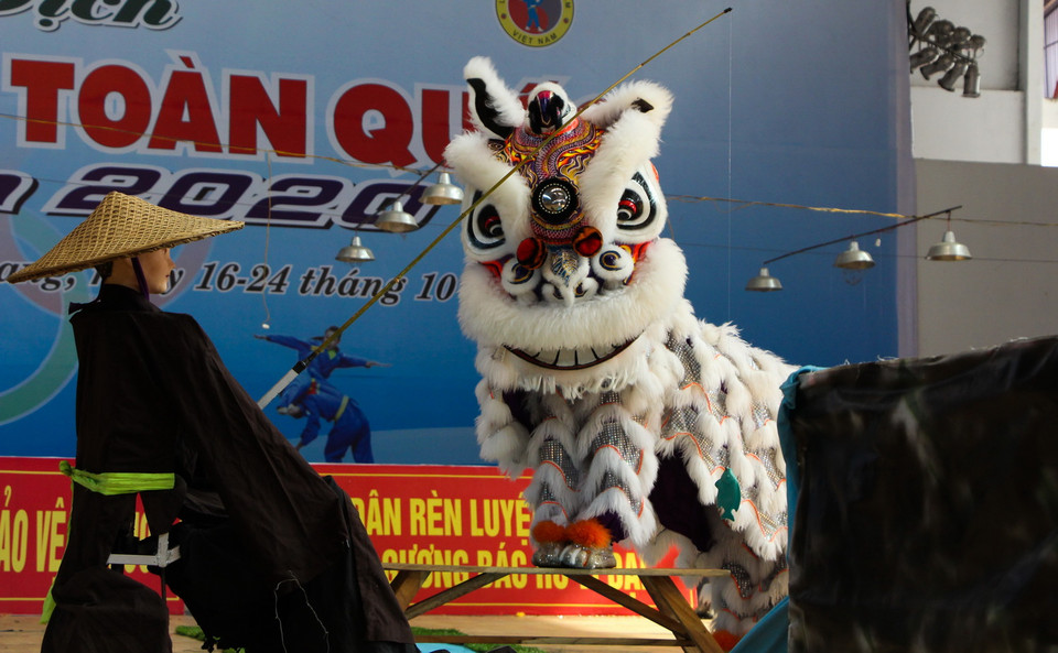 Người múa lân phải thể hiện được các hành động như lăn, chụp, nhảy, cắn... (Ảnh: Hồng Thái/TTXVN)