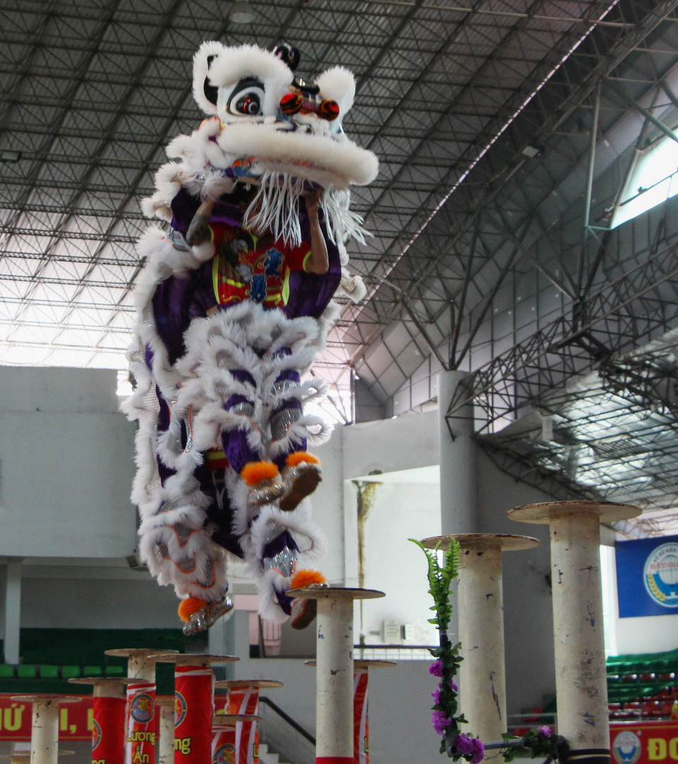 Mai hoa thung - tiết mục biểu diễn khó nhất của nghệ thuật múa lân. (Ảnh: Hồng Thái/TTXVN)