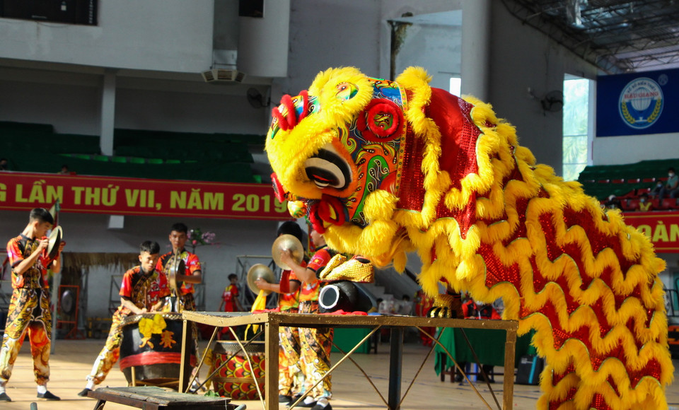 Dân gian quan niệm lân là linh vật đem lại may mắn. (Ảnh: Hồng Thái/TTXVN)