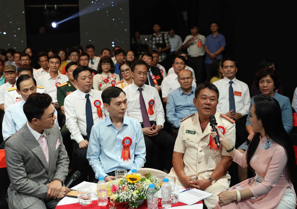 Các đại biểu giao lưu tại Chương trình. (Ảnh: Thống Nhất/TTXVN)