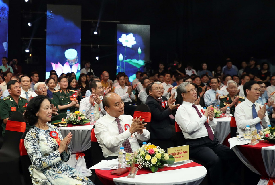 Thủ tướng Nguyễn Xuân Phúc và các lãnh đạo Đảng, Nhà nước tham dự Chương trình. (Ảnh: Thống Nhất/TTXVN)