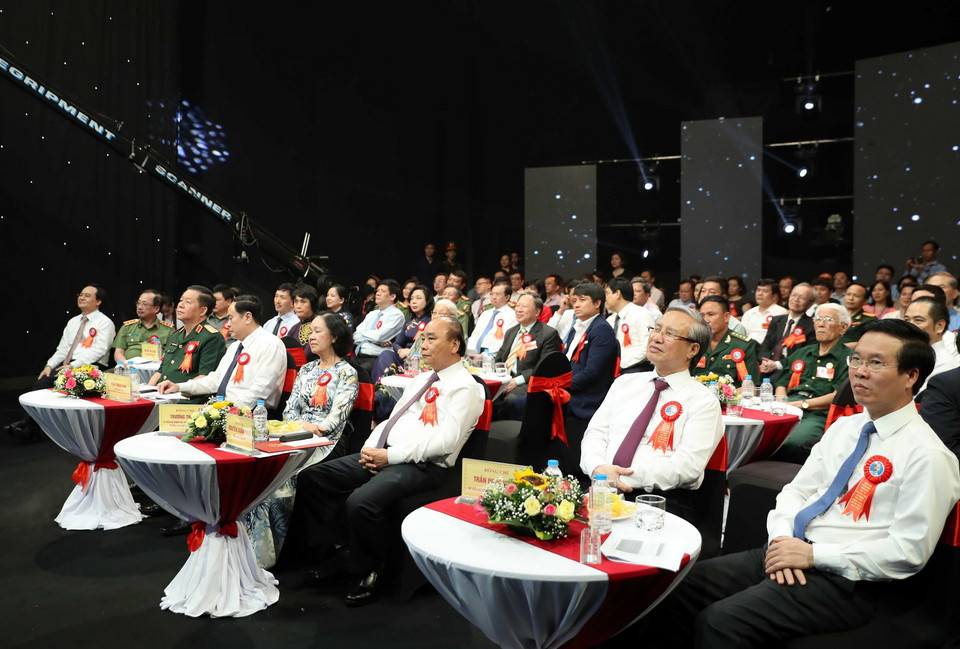 Thủ tướng Nguyễn Xuân Phúc và các lãnh đạo Đảng, Nhà nước tham dự Chương trình. (Ảnh: Thống Nhất/TTXVN)