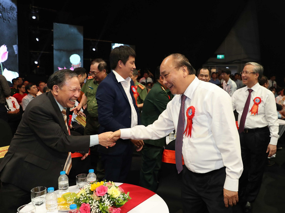 Thủ tướng Nguyễn Xuân Phúc và các lãnh đạo Đảng, Nhà nước tham dự Chương trình. (Ảnh: Thống Nhất/TTXVN)