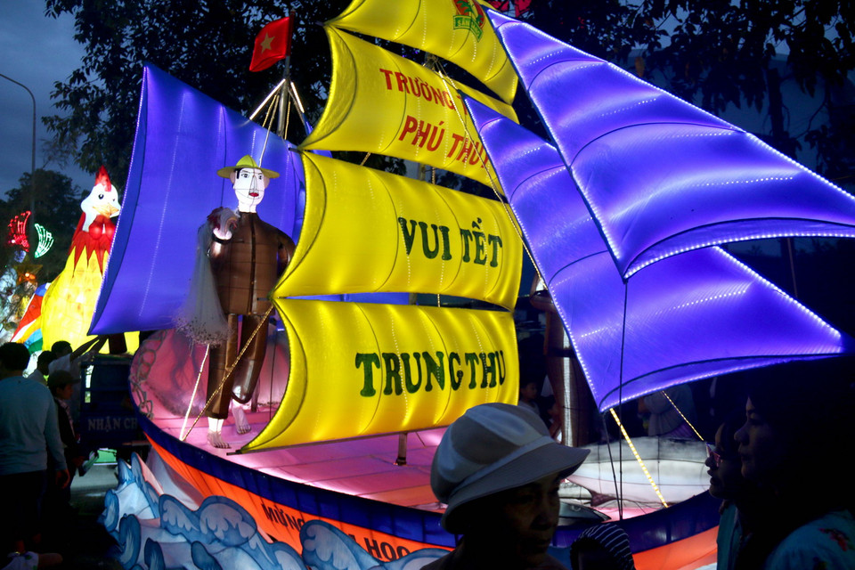  Phần diễu hành rước đèn đi qua các đường phố trung tâm Phan Thiết với chiều dài khoảng 3km. (Ảnh: Nguyễn Thanh/TTXVN) 