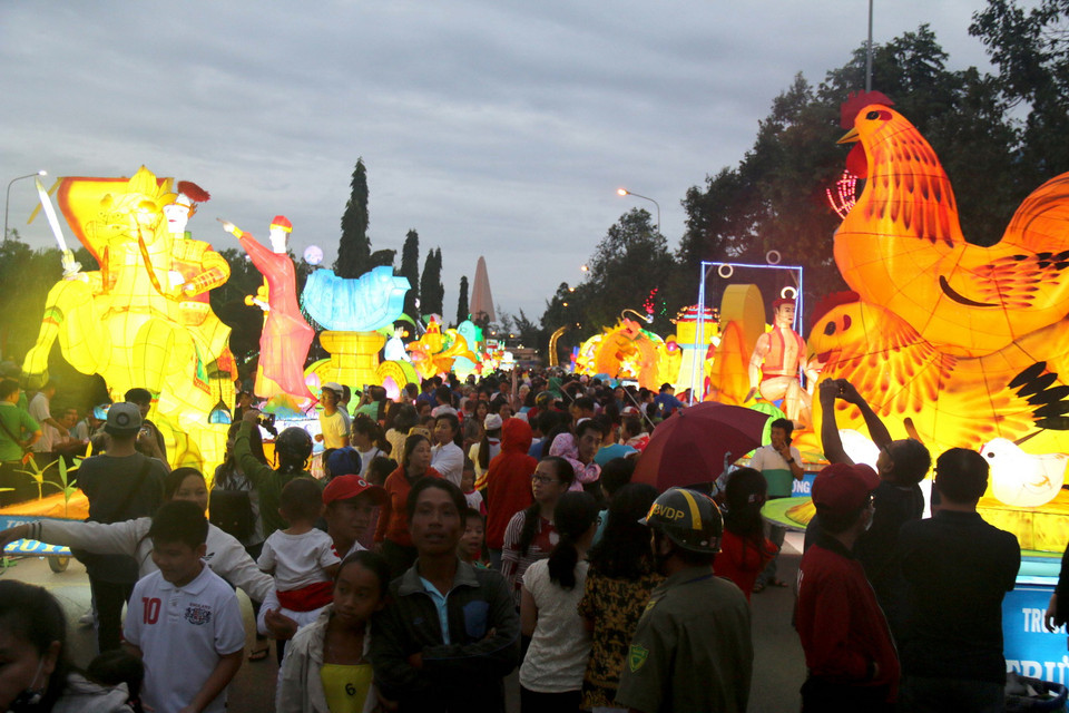 Hàng nghìn người dân Phan Thiết cùng đông đảo du khách trong và ngoài nước đã đổ ra các đường phố để chia vui với các em thiếu nhi, cùng đón một đêm hội trăng rằm ý nghĩa và độc đáo. (Ảnh: Nguyễn Thanh/TTXVN)
