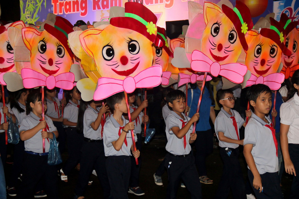 Các em thiếu nhi rước đèn đi qua các tuyến phố. (Ảnh: Nguyễn Thanh/TTXVN)