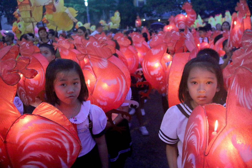 Các em thiếu nhi trong Lễ hội rước đèn Trung thu. (Ảnh: Nguyễn Thanh/TTXVN)