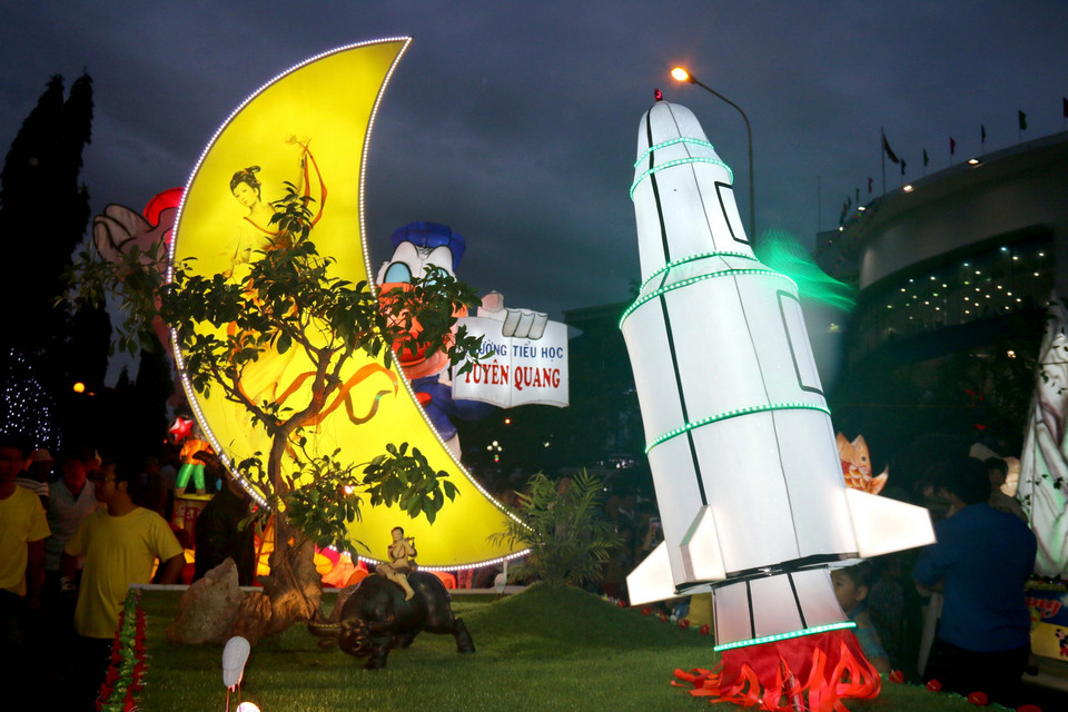 Nhiều đèn lồng lớn được chuẩn bị cho lễ rước. (Ảnh: Nguyễn Thanh/TTXVN)