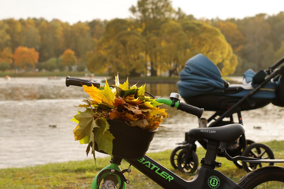  Người dân ra công viên tận hưởng mùa Hè rớt. (Ảnh: Hiếu Trần/Vietnam+)