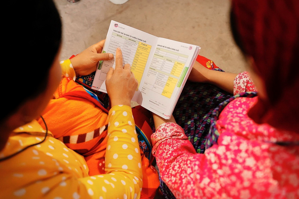 Tuyên truyền, phổ biến đến bà mẹ sau sinh đảm bảo quy trình nuôi con, chăm sóc trẻ. (Ảnh: Minh Quyết/TTXVN)