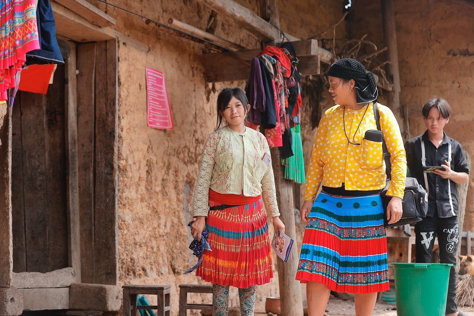 Cô đỡ Vừ Thị Mỷ đến tư vấn cho thai phụ Sùng Thị Máy (thôn Cẳng Tằng, xã Lũng Cú, huyện Đồng Văn) về theo dõi, chăm sóc dinh dưỡng cho bà mẹ và bé trong thời kỳ mang thai. (Ảnh: Minh Quyết/TTXVN)