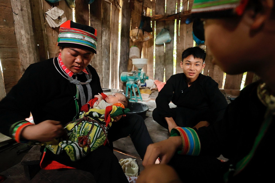 Cô đỡ Lý Thị Tìn tắm cho trẻ sơ sinh tại thôn Cốc Peng, xã Ngam La, huyện Yên Minh. (Ảnh: Minh Quyết/TTXVN)