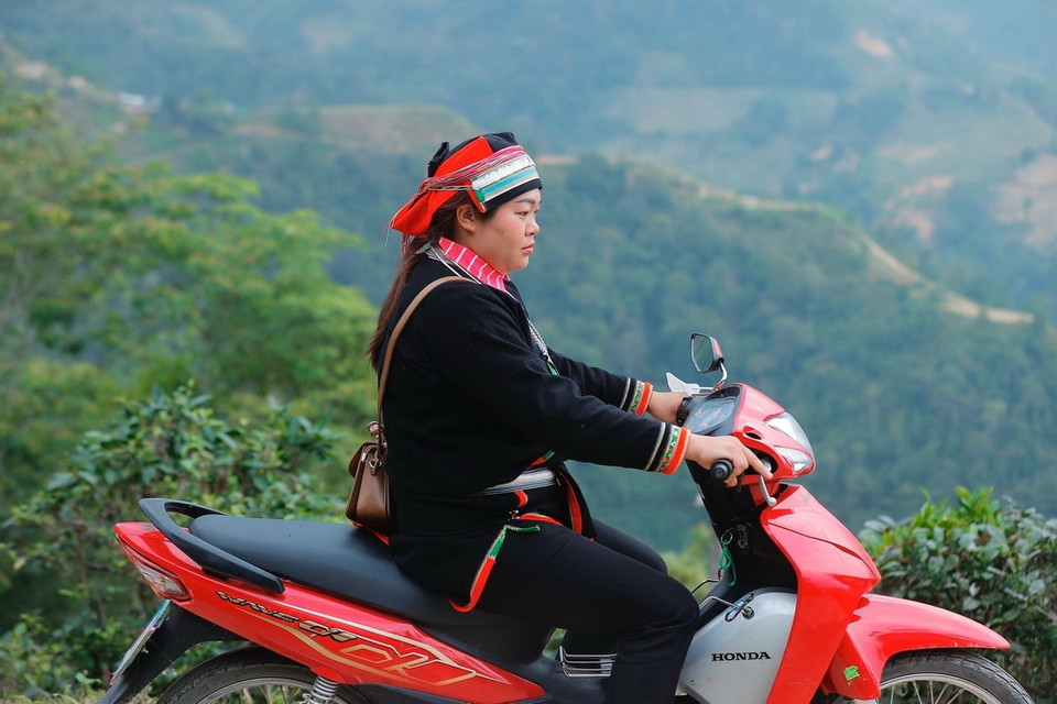 Chị Lý Thị Tìn (thôn Cốc Peng, xã Ngam La, huyện Yên Minh) có hơn 10 năm làm cô đỡ thôn bản, thường xuyên đến theo dõi, chăm sóc cho trẻ sơ sinh, tư vấn cho bà mẹ sau sinh, thai phụ trên địa bàn xã. (Ảnh: Minh Quyết/TTXVN)