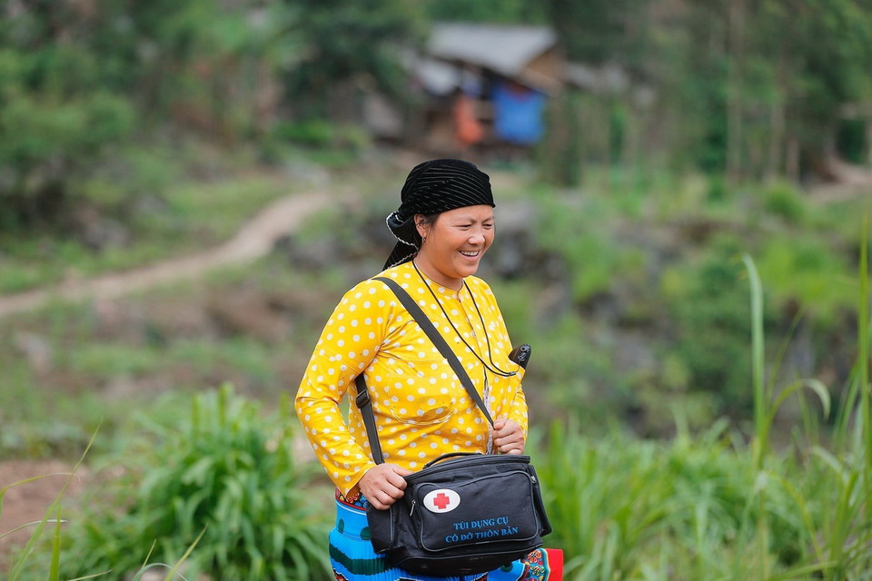 Mô hình "Cô đỡ thôn bản" là người dân tộc cần được nhân rộng và duy trì bền vững. Điều này đòi hỏi các cấp, ngành liên quan cần có những động thái quan tâm và tích cực hơn để khuyến khích và có những chính sách tạo điều kiện cho các cô đỡ yên tâm làm việc. (Ảnh: Minh Quyết/TTXVN)