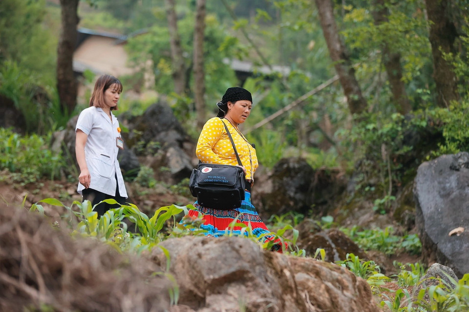 Đề án "Cô đỡ thôn bản" được triển khai tại tỉnh Hà Giang từ năm 2008, đến nay đã đào tạo được 139 cô đỡ. Cô đỡ thôn bản phối hợp với nhân viên trạm y tế đến hộ gia đình trong xã. (Ảnh: Minh Quyết/TTXVN)