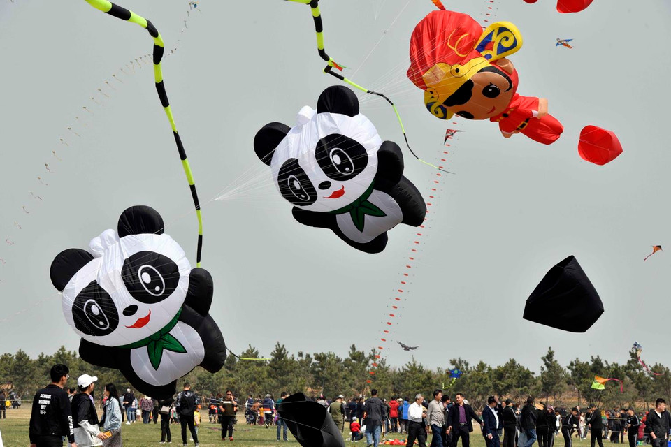 Những cánh diều đủ màu sắc, kiểu dáng được giới thiệu tại Liên hoan Diều Quốc tế lần thứ 36 ở Duy Phường, tỉnh Sơn Đông, Trung Quốc ngày 20/4. (Nguồn: THX/TTXVN)