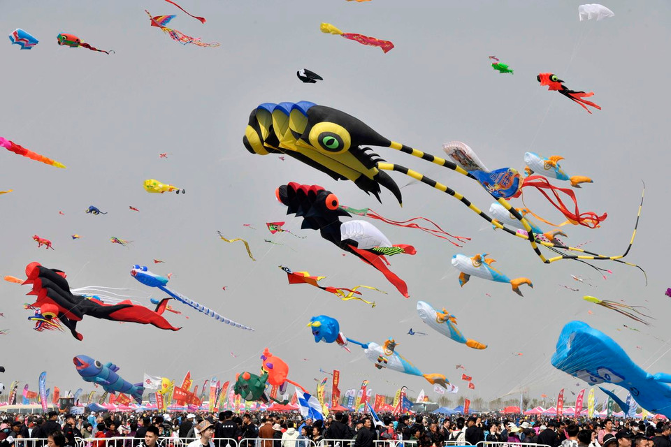 Những cánh diều đủ màu sắc, kiểu dáng được giới thiệu tại Liên hoan Diều Quốc tế lần thứ 36 ở Duy Phường, tỉnh Sơn Đông, Trung Quốc ngày 20/4. (Nguồn: THX/TTXVN)