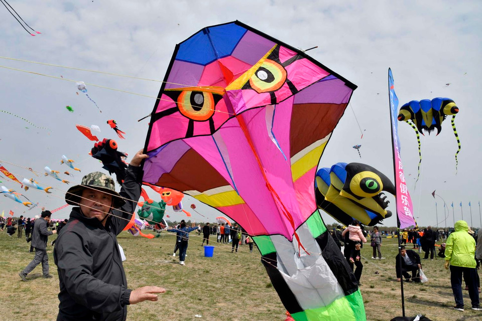 Những cánh diều đủ màu sắc, kiểu dáng được giới thiệu tại Liên hoan Diều Quốc tế lần thứ 36 ở Duy Phường, tỉnh Sơn Đông, Trung Quốc ngày 20/4. (Nguồn: THX/TTXVN)