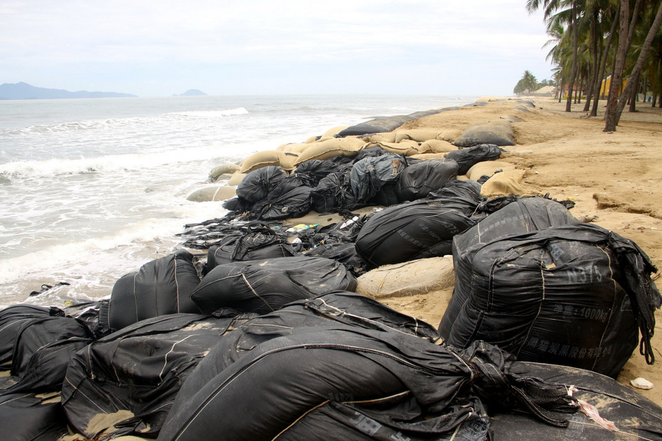 Một đoạn bờ kè của bãi tắm Cửa Đại bị triều cường đánh sạt lở. (Ảnh: Trịnh Bang Nhiệm/TTXVN)