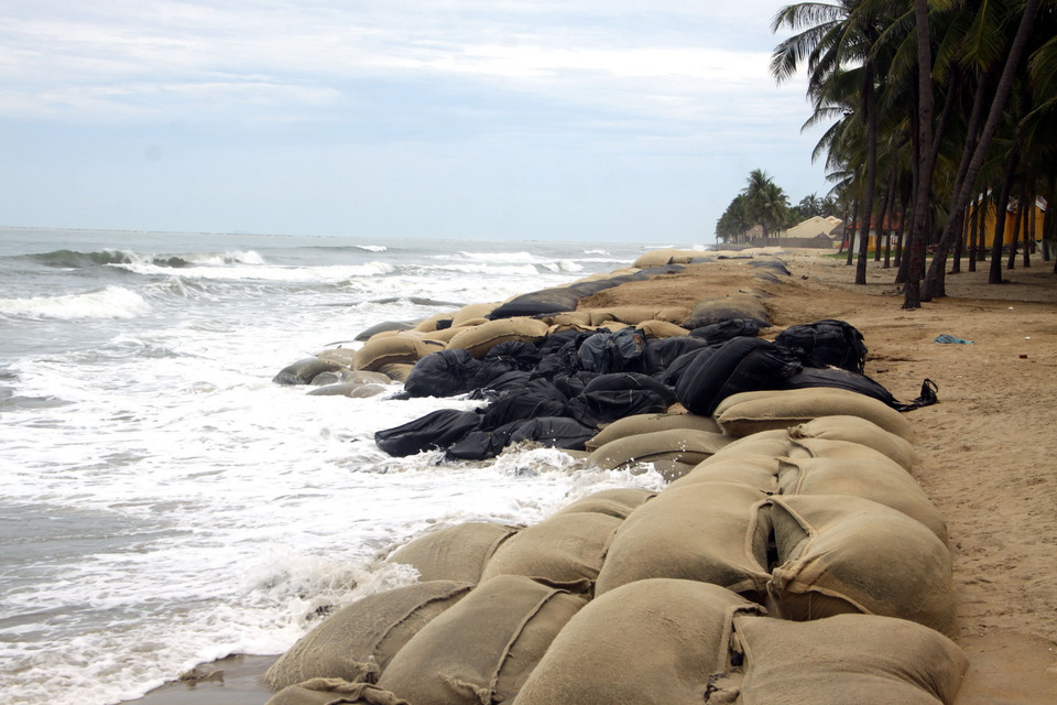 Một đoạn bờ kè của bãi tắm Cửa Đại bị triều cường đánh sạt lở. (Ảnh: Trịnh Bang Nhiệm/TTXVN)