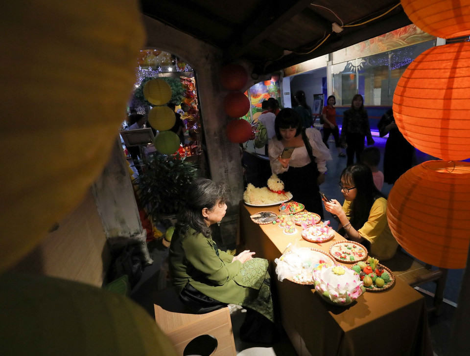 Khám phá nghệ thuật tỉa hoa quả, làm hoa quả bằng bột và con giống Đồng Xuân. (Ảnh: Thanh Tùng/TTXVN)