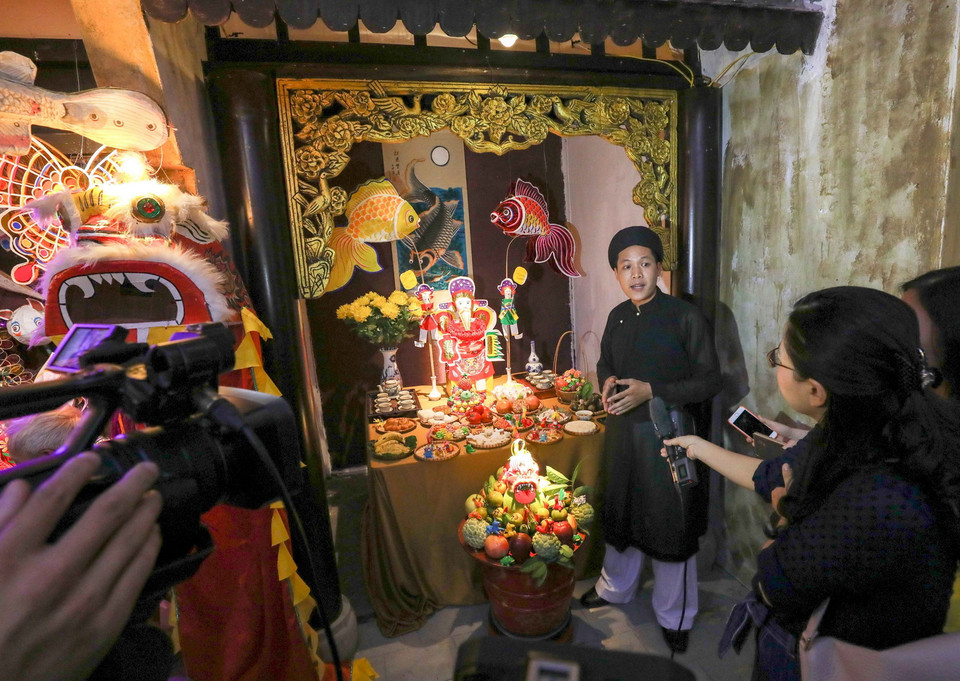 Mâm cỗ Trung Thu xưa được giới thiệu trong chương trình. (Ảnh: Thanh Tùng/TTXVN)