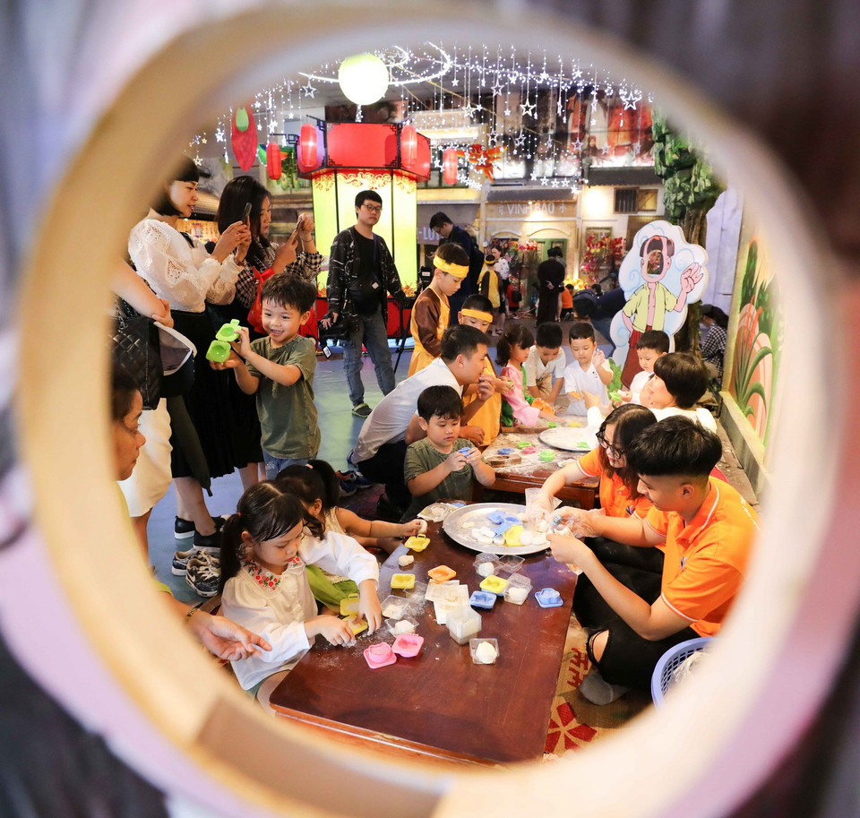 Các em nhỏ cùng làm bánh Trung Thu. (Ảnh: Thanh Tùng/TTXVN)