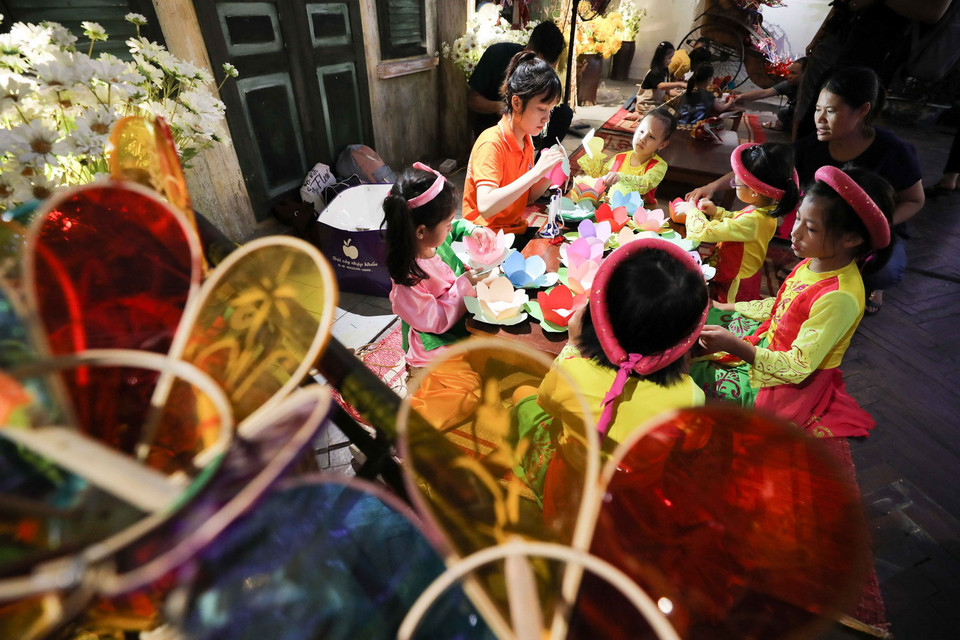 Các em nhỏ được tham gia làm đồ chơi truyền thống với các loại đèn Trung Thu khác nhau. (Ảnh: Thanh Tùng/TTXVN)