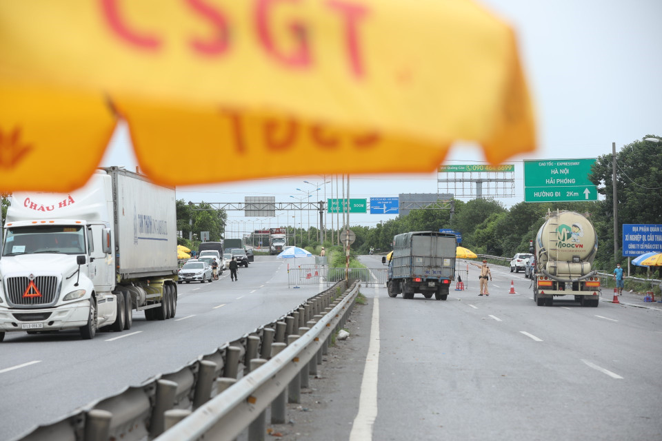 Phương tiện không đủ điều kiện đều chấp hành việc yêu cầu quay đầu xe theo quy định. (Ảnh: Minh Quyết/TTXVN)