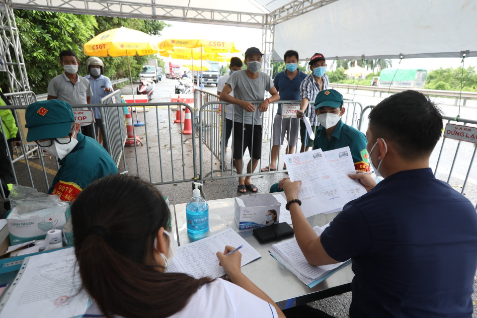 Các phương tiện chưa kịp đăng ký nhận diện có QR Code, khi kiểm tra nếu đủ điều kiện vẫn được qua chốt. (Ảnh: Minh Quyết/TTXVN)