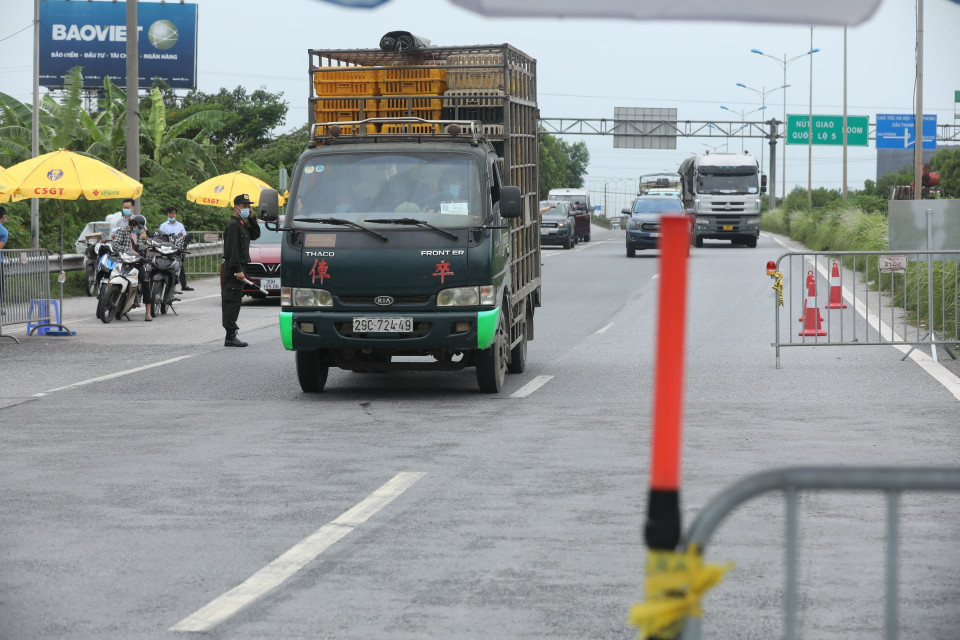 Để xe luồng xanh quá cảnh đi qua Hà Nội trên đường Vành đai 3, cần kiểm soát chặt lối lên xuống vào thành phố là đảm bảo thông suốt. (Ảnh: Minh Quyết/TTXVN)