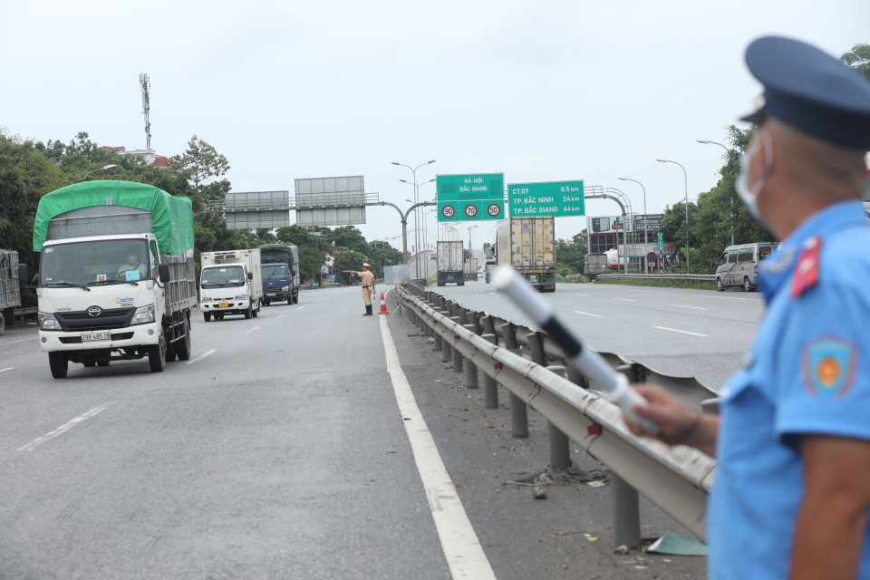 Kiểm soát chặt các lối lên xuống từ đường Vành đai 3 vào thành phố, theo mỗi chiều ra vào có 2 lối để mở thông luồng qua đoạn tuyến Vành đai 3. Ảnh: Minh Quyết/TTXVN)