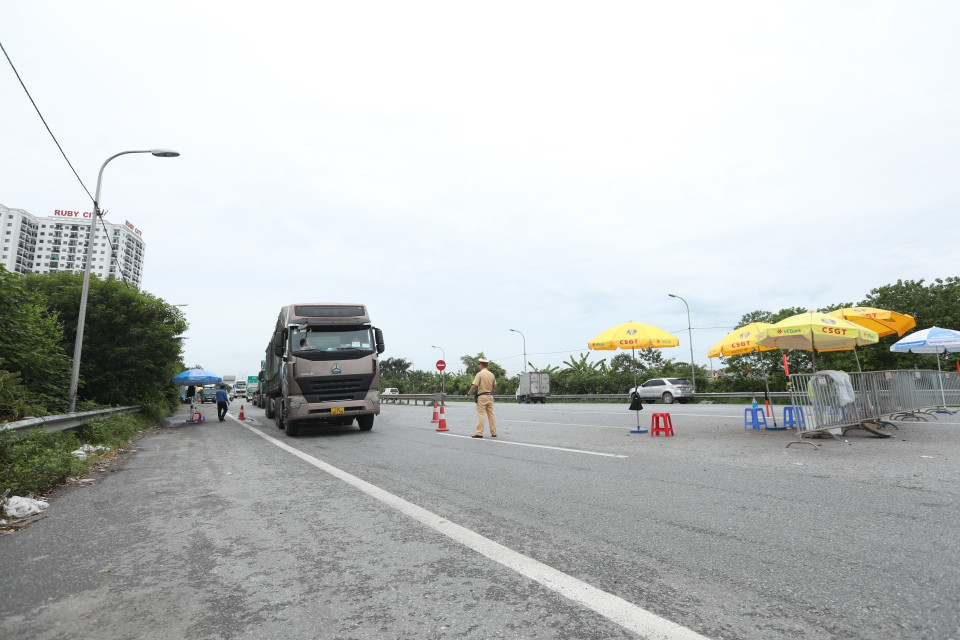 Để tạo thuận lợi lưu thông phương tiện, hàng hóa, không để xảy ra đứt gãy sản xuất, lưu thông giữa thủ đô với các địa phương trong thời gian Thủ đô giãn cách xã hội để phòng chống dịch COVID-19, những ngày qua, Hà Nội thực hiện phương án thông luồng giao thông theo nguyên tắc: Sử dụng hệ thống đường Vành đai 3 trên cao của Thành phố là tuyến đường tổ chức Luồng xanh cho các phương tiện vận chuyển hàng hoá có nhu cầu đi qua địa bàn thành phố Hà Nội từ các tuyến cao tốc Hà Nội-Lạng Sơn (qua cầu Phù Đổng) kết nối với các tuyến đường cao tốc Hà Nội-Hải Phòng, cao tốc Hà Nội- Lào Cai, cao tốc Hà Nội-Hòa Bình. (Ảnh: Minh Quyết/TTXVN)