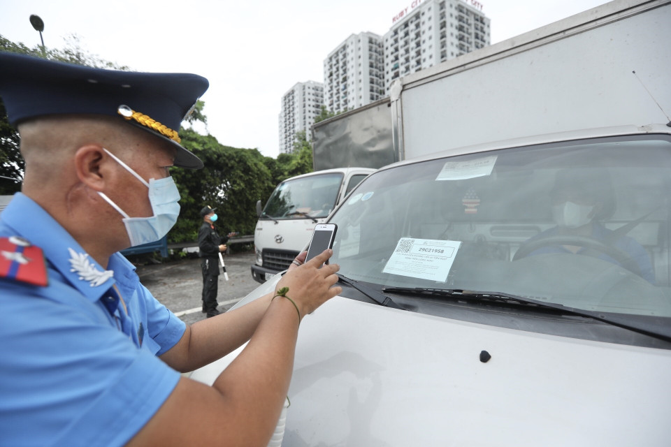 Các phương tiện xếp hàng để kiểm tra mã QR Code. (Ảnh: Minh Quyết/TTXVN)