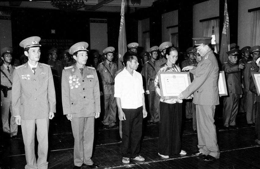 Đại tướng, Bộ trưởng Quốc phòng Lê Đức Anh trao tặng Danh hiệu Anh hùng lực lượng vũ trang cho 3 đơn vị và trao 8 Huân chương Quân công hạng Nhất cho cán bộ, chiến sỹ và đại diện các gia đình có người thân hy sinh trong khi làm nhiệm vụ quốc tế tại Campuchia. (Ảnh: Minh Điền/TTXVN)