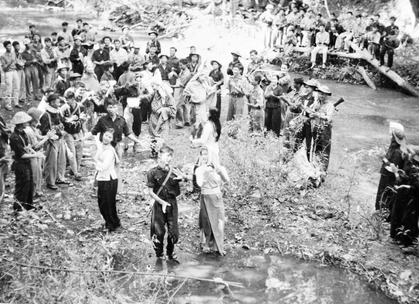 Quân dân Tây Ninh liên hoan mừng chiến thắng sau khi bẻ gãy cuộc hành quân Junction City của Mỹ (Đông Xuân 1966-1967). (Ảnh: TTXVN)